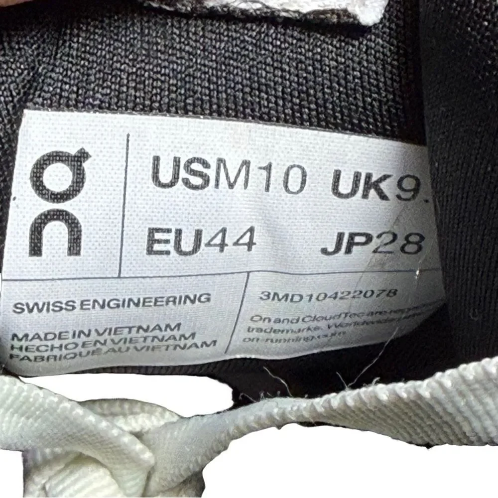 On Running Cloudstratus Shoes in Light Blue and White size 10 men’s